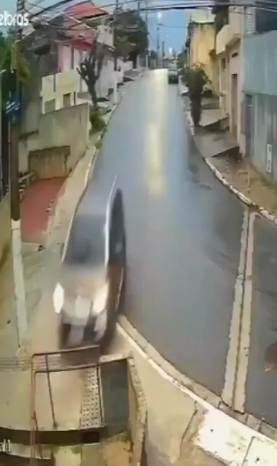 “두통 때문에”…계단서 ‘자유낙하’ 차량, 브라질 운전자 ‘기적의 생존’