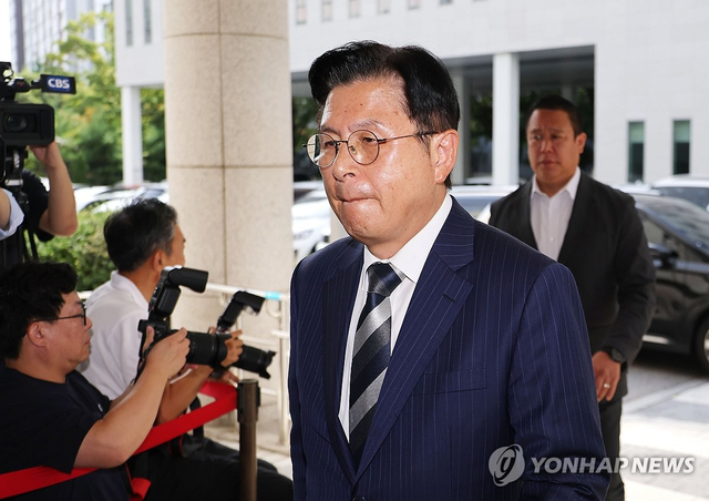 자유와혁신 황교안 대표가 15일 서울 양천구 서울남부지방법원에서 열린 ‘국회 패스트트랙(신속처리안건) 충돌 사건’ 1심 결심 공판에 출석하고 있다.  연합뉴스