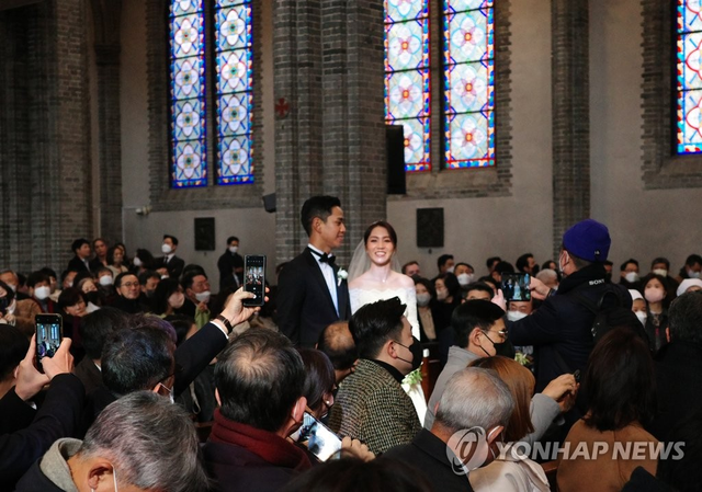 여자골프 세계 랭킹 1위 리디아 고와 정태영 현대카드 부회장의 아들 정준 씨가 30일 서울 중구 명동성당에서 열린 결혼식에 입장하고 있다. 연합뉴스