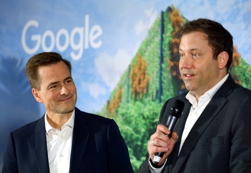 클링바일 독일 부총리 겸 재무장관(오른쪽)과 필리프 유스투스 구글 중부유럽 부사장이 11일(현지시간) 독일 베를린에서 열린 기자간담회에서 구글의 유럽 투자를 발표하고 있다. 로이터 연합뉴스