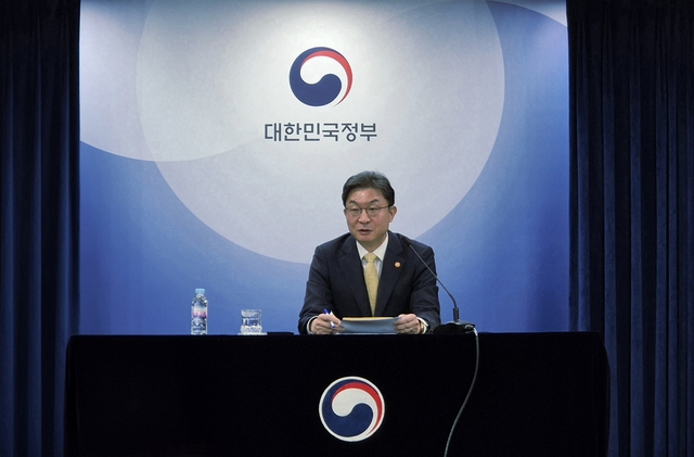 이억원 금융위원장이 12일 열린 기자간담회에서 발언하고 있다. 주형연 기자
