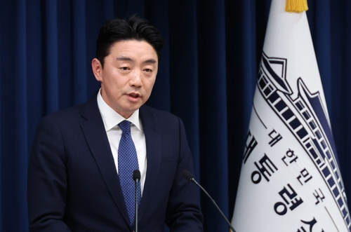 [속보] 강훈식 “중앙부처 당직실 내년 4월 폐지…재택당직 전면 확대”