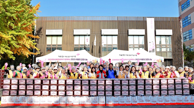 정무경(앞줄 가운데 오른쪽) 고려아연 사장과 허혜숙 대한적십자사 서울지사 사무처장(앞줄 가운데 왼쪽)이 김장나눔 봉사자들과 함께 기념촬영 하는 모습. 고려아연 제공.