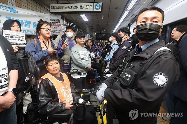 지난 4월 21일 전장연 지하철 탑승 시위 모습. 연합뉴스