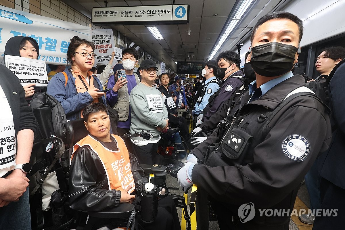 [속보] ‘전장연 탑승 시위’에 4호선 한성대입구역 하행선 무정차 통과