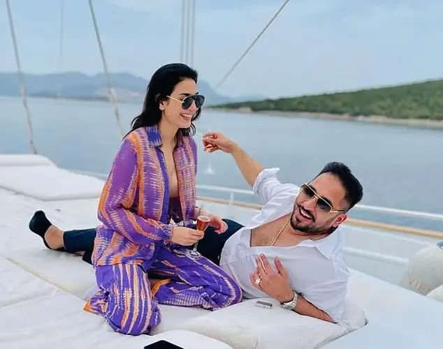 이프티카르와 2명의 아내 중 1명인 파키스탄 모델 겸 배우 아비르 리즈비로. 인스타그램