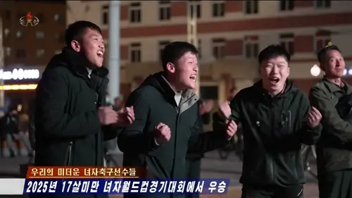 북한 조선중앙TV는 지난 9일(한국시간) 모로코 라바트에서 열린 2025 국제축구연맹(FIFA) U-17 여자월드컵 결승 경기를 11일 중계했다. 사진은 북한 주민들이 시내 대형전광판과 TV로 결승 경기를 관람하다 선수들이 골을 넣자 환호하고 있다.  [조선중앙TV 화면=연합뉴스]