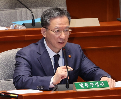 정성호 법무부 장관이 12일 국회에서 열린 예산결산특별위원회 전체회의에 출석해 대장동 사건 항소 포기 관련 질의에 답하고 있다. [연합뉴스]