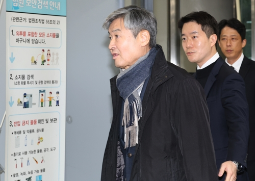 국가정보원법 위반, 직무유기, 위증 등의 혐의를 받는 조태용 전 국가정보원장이 11일 구속 전 피의자 심문(영장실질심사)을 받기 위해 서울 서초구 서울중앙지방법원에 들어서고 있다.   [연합뉴스]