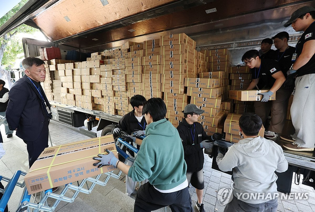 2026학년도 대학수학능력시험을 사흘 앞둔 10일 교육청 관계자들이 부산 동래구의 한 학교에 도착한 수능 문답지를 옮기고 있다. 연합뉴스