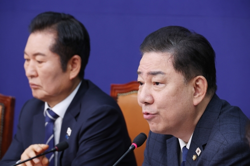 김병기 더불어민주당 원내대표가 12일 국회에서 열린 최고위원회의에서 발언하고 있다.  [연합뉴스]