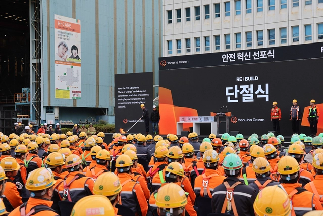 김희철 한화오션 대표가 12일 임직원, 협력사 대표등이 참석한 '안전 혁신 선포식'에서 기존 관행에서 벗어나 안전과 관련된 모든 것을 '리셋(Re-Set)' 하자는 의미를 담아 기존 작업절차서 등을 불태우고 있다. 한화오션 제공.
