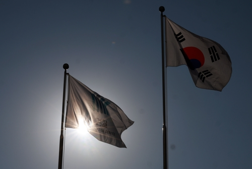 검찰의 대장동 사건 항소 포기 결정을 두고 내부에서 노만석 검찰총장 직무대행의 책임론이 확산되고 있다. 사진은 12일 서울 서초구 대검찰청 앞 검찰기. [연합뉴스]