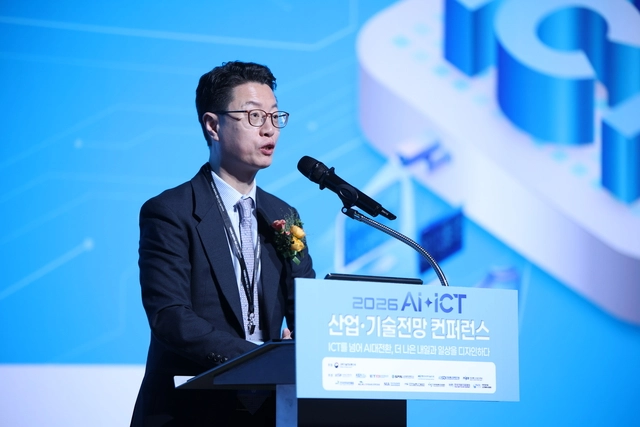 홍진배 정보통신기획평가원장이 12일 대한상공회의소에서 열린 ‘AI·ICT 산업·기술전망 컨퍼런스’에서 개회사를 하고 있다. IITP 제공