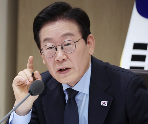 이재명 대통령이 11일 용산 대통령실에서 열린 국무회의를 주재하고 있다. [연합뉴스]