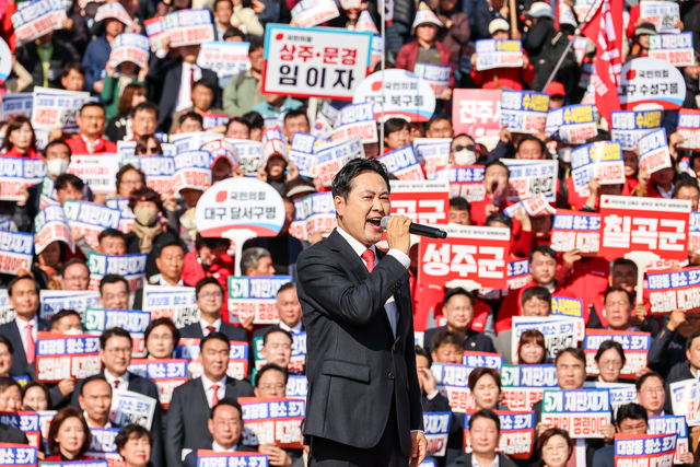 장동혁 국민의힘 대표가 12일 서울 여의도 국회 본청 앞에서 열린 ‘대장동 일당 7400억 국고 환수 촉구 및 검찰 항소 포기 외압 규탄대회’에서 발언하고 있다. 박동욱기자 fufus@