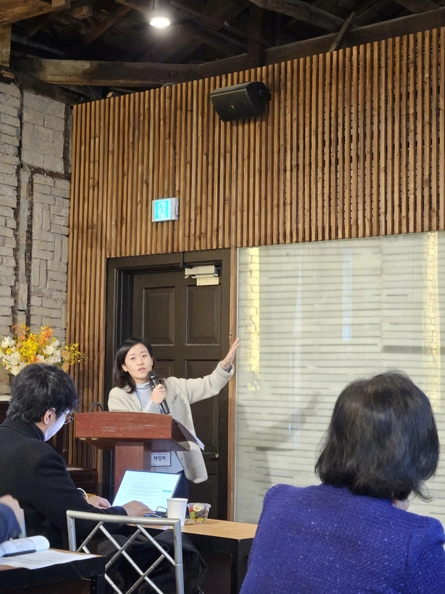 채정화 서강대 ICT법경제연구소 연구교수가 13일 서울 정동1928 아트센터에서 열린 'K-콘텐츠 IP 주권 회복과 국가 전략: 한국판 케데헌을 위한 정책 로드맵' 세미나에서 발제하고 있다. 김나인 기자
