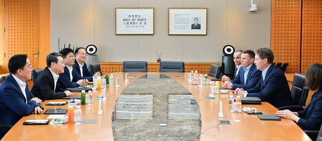 정철동(왼쪽부터) LG디스플레이 CEO, 조주완 LG전자 CEO, 김동명 LG에너지솔루션 CEO, 문혁수 LG이노텍 CEO, 컬삿 카르탈 메르세데스-벤츠 R&D 코리아 센터장, 마티아스 바이틀 메르세데스-벤츠 코리아 CEO, 올라 칼레니우스 메르세데스-벤츠  회장, 이다 볼프 메르세데스-벤츠  기업본부 총괄이 13일 여의도 트윈타워에서 만나 LG의 자동차 부품 사업 역량을 결집한 ‘원 LG’ 솔루션 협업 확대 방안에 대해 논의하고 있다. LG전자 제공