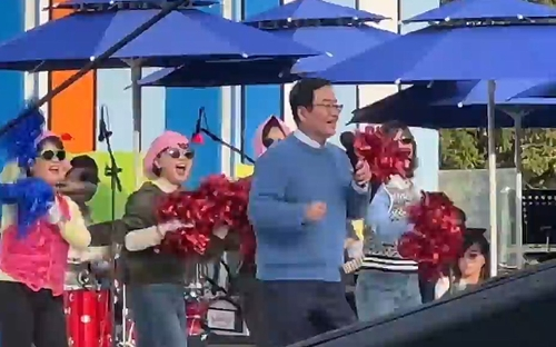 여성 공무원 8명, 전국노래자랑서 광주 북구청장 무대 ‘백댄서’