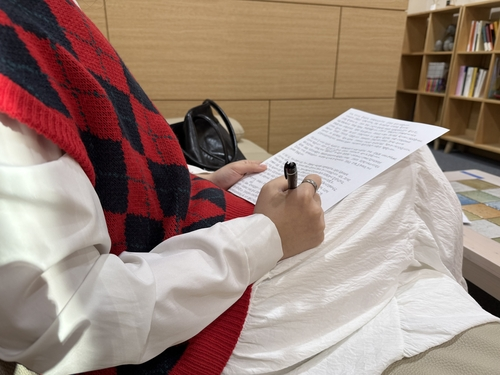 증인신문에서 진술할 내용 정리하는 ‘부산 돌려차기’ 피해자. [김진주(필명)씨 제공]