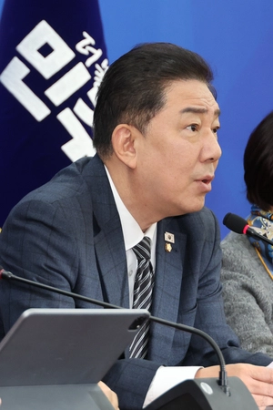 김병기 더불어민주당 원내대표가 13일 서울 여의도 국회에서 열린 원내대책회의에서 발언하고 있다.[연합뉴스]