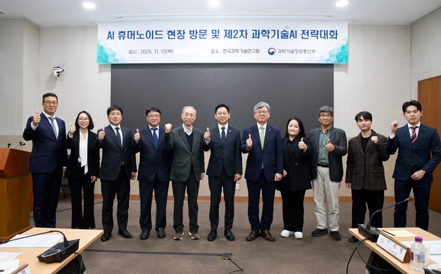 13일 서울 KAIT에서 열린 ‘제2차 과학기술 AI 전략대화’에서 배경훈(왼쪽 여섯번째) 과기정통부 장관이 주요 인사들과 기념촬영을 하고 있다. 과기정통부 제공.