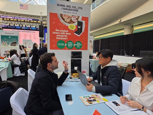 하우스쿡 담당자가 지난 6일(현지시간)부터 사흘간 미국 뉴욕에서 열린 ‘2025 뉴욕 한류박람회’(KBEE)의 한류박람회에서 현지 바이어와 수출 상담을 갖고 있다. 하우스쿡 제공