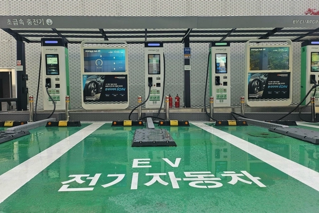 전기차 충전소 중앙에 고정된 전기차 화재진압설비(살수 노즐 플레이트). GS칼텍스 제공.