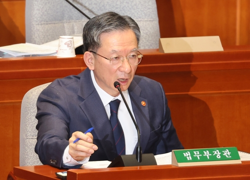 정성호 법무부 장관이 13일 국회에서 열린 예산결산특별위원회 전체회의에 출석해 질의에 답하고 있다. [연합뉴스]