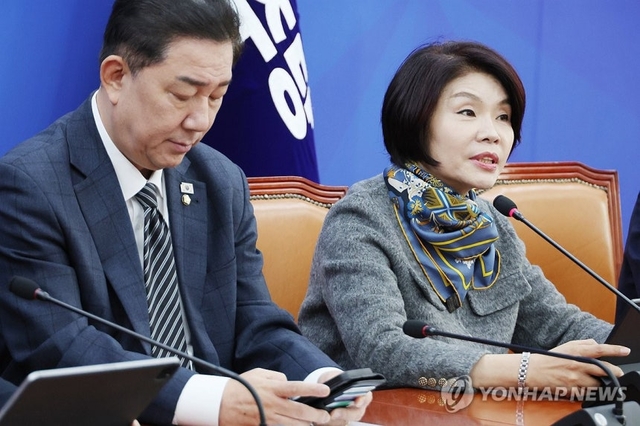 한정애(오른쪽) 더불어민주당 정책위의장이 13일 서울 여의도 국회에서 열린 원내대책회의에서 발언하고 있다. 왼쪽은 김병기 원내대표. [연합뉴스]