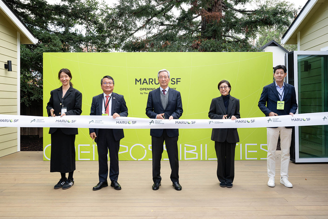 정남이(왼쪽부터) 아산나눔재단 상임이사, 임정택 주샌프란시스코 총영사, 정몽준 아산나눔재단 명예이사장, 엄윤미 아산나눔재단 이사장, 김지훈 아산나눔재단 이사가 12일(현지시간) 미국 캘리포니아주 산마테오에서 열린 ‘마루 SF’ 공식 개관 행사에서 기념촬영을 하고 있다. 아산나눔재단 제공