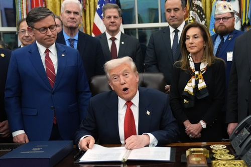 [속보] 트럼프, 미국 의회 통과 임시예산안에 서명…연방정부 ‘셧다운’ 종료