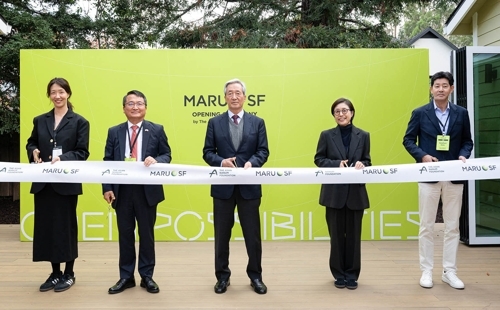 아산나눔재단 정몽준(왼쪽 세 번째) 명예이사장과 임정택(두 번째) 주샌프란시스코 총영사, 엄윤미(네 번째) 아산나눔재단 이사장, 정남이(첫 번째) 상임이사, 김지훈 이사가 미국 샌프란시스코 부근 샌머테이오 카운티에 개설된 ‘마루 SF’ 개관식에서 테이프커팅을 하고 있다. 연합뉴스