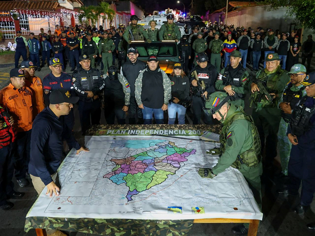 베네수엘라 서부 메리다주(州)에서 볼리바르 민병대와 군이 ‘인디펜던스 200’(Independencia 200) 작전 회의를 열고 있습니다. ‘인디펜던스 200’은 미국의 위협에 맞서는 방어 훈련입니다. 로이터 연합뉴스