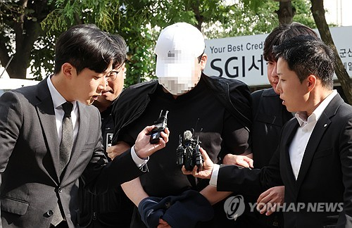 법정으로 향하는 살인 및 사체유기 혐의 40대 [연합뉴스 자료사진]