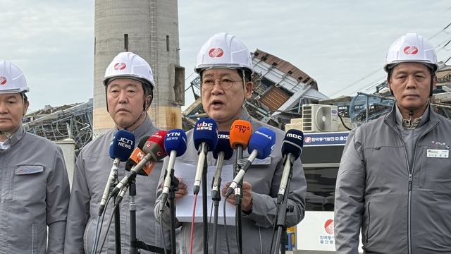 권명호 한국동서발전 사장이 13일 울산화력발전소 보일러 타워 붕괴 사고 현장에서 입장문을 발표하고 있다. [한국동서발전]