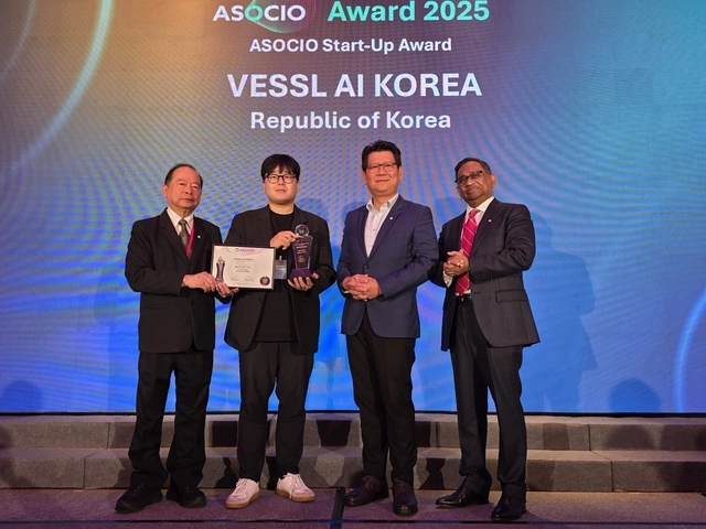 안재만(왼쪽 두 번째) 베슬AI 대표가 ‘ASOCIO Award 2025’ 스타트업 부문상을 수상한 이후 기념촬영을 하고 있다.  베슬AI 제공