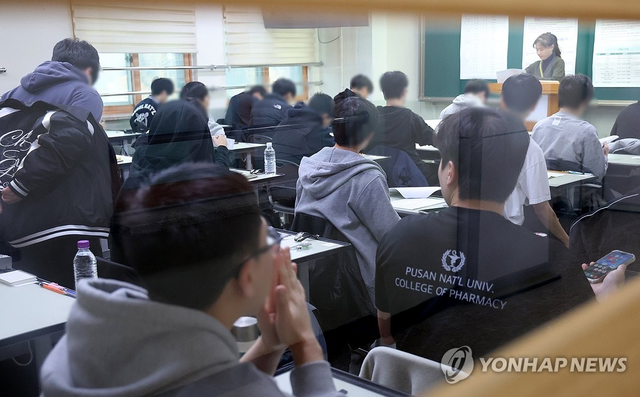 2026학년도 대학수학능력시험일인 13일 오전 경기도교육청 제30지구 제17시험장인 수원시 영통구 효원고등학교에서 수험생들이 시험 준비를 하고 있다. 연합뉴스