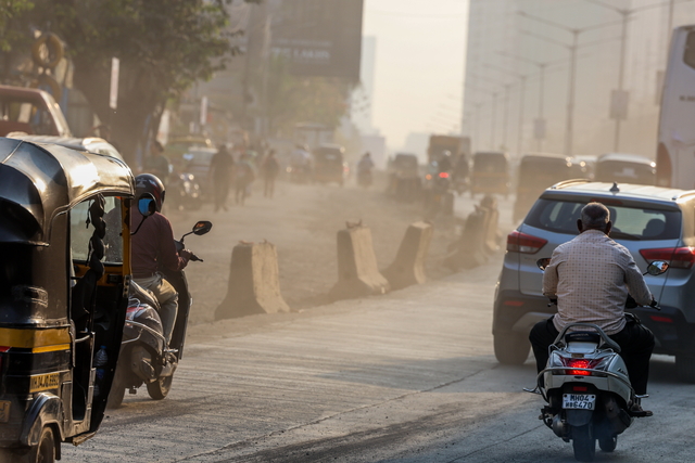 인도 뭄바이 서부 고속도로에서 미세먼지가 휘날리는 가운데 출근길 시민들이 이동하고 있다. 연합뉴스.