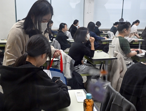 2026학년도 대학수학능력시험일인 13일 서울 광진구 광남고등학교에서 수험생들이 시험에 앞서 휴대전화를 제출하고 있다.  [사진공동취재단]