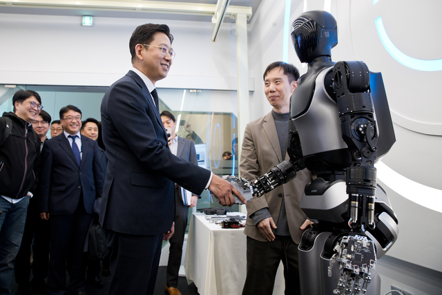 배경훈 부총리 겸 과기정통부 장관이 13일 서울 KIST에서 KIST와 LG가 공동으로 개발하고 있는 AI 휴머노이드 ‘KAPEX’ 시연을 하고 있다. 과기정통부 제공.