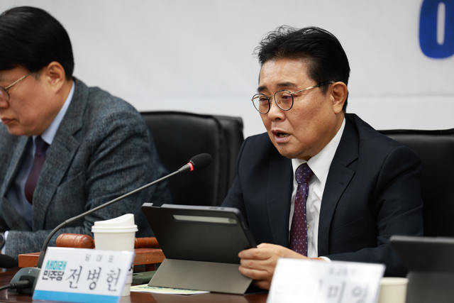 전병헌 새미래민주당 대표가 11월 12일 오전 서울 여의도 새민주 당사에서 제100차 최고위원회의를 주재하며 모두발언하고 있다.<새미래민주당 제공 사진>