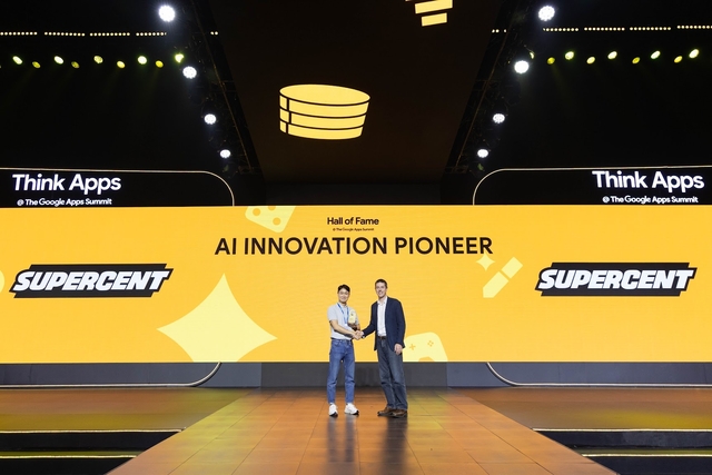 왼쪽부터) 변지훈 슈퍼센트 베트남 신사업 총괄 이사 및 스콧 셰퍼(Scott Sheffer) 구글 부사장