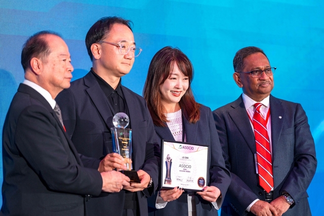 이승찬(왼쪽 두 번째) LG CNS 디지털AX담당 상무가 지난 11일 대만 타이베이에서 열린 ‘ASOCIO 어워드 2025’에서 ‘ESG 어워드’를 수상하고 있다. LG CNS 제공