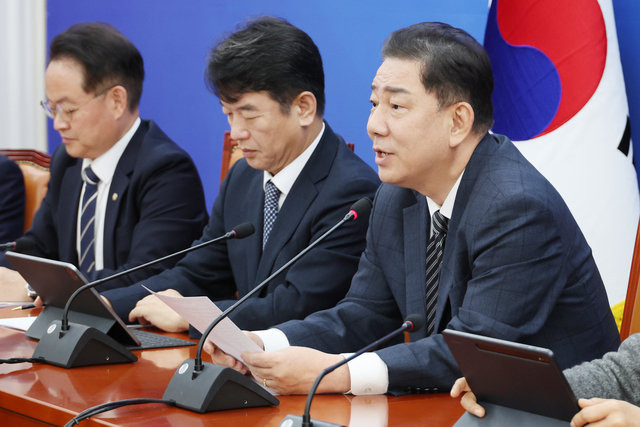 김병기(오른쪽 첫번째) 더불어민주당 원내대표가 13일 서울 여의도 국회에서 열린 원내대책회의에서 발언하고 있다. [연합뉴스]