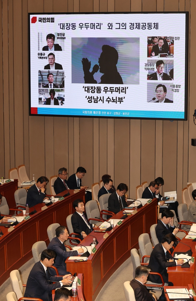 정성호 법무부 장관이 11월 12일 국회 본청에서 열린 국회 예산결산특별위원회 전체회의에 출석해 대장동 사건 항소 포기 관련 배준영 국민의힘 의원의 질의를 받고 있다.<연합뉴스 사진>