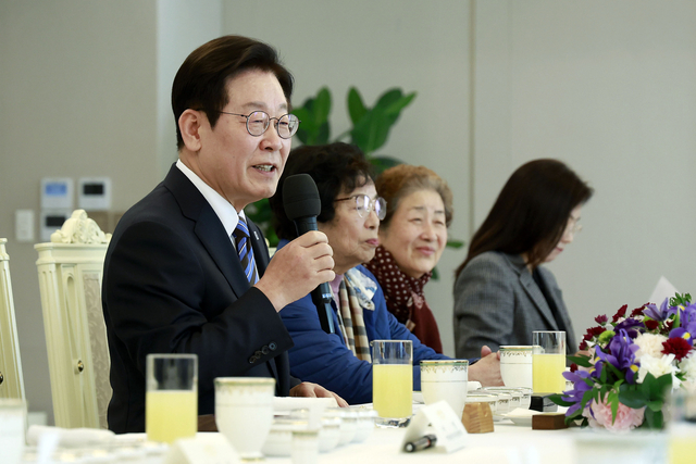 이재명 대통령이 13일 용산 대통령실에서 열린 민주화실천가족운동협의회 초청 오찬 간담회에서 발언하고 있다. 연합뉴스