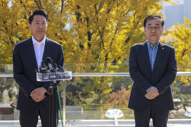 김윤덕 국토교통부 장관(오른쪽)과 오세훈 서울시장이 13일 서울 중구 달개비에서 오찬회동을 마친 뒤 취재진과 질의응답하고 있다. [연합뉴스 제공]
