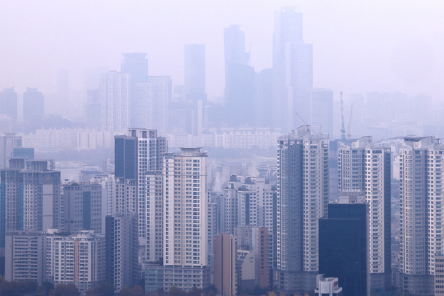 서울 남산에서 바라본 아파트 단지. [연합뉴스 제공]