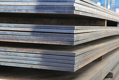 철강 후판 사진. 반제품인 슬래브를 고온으로 가열해 열간압연한 후 냉각 및 열처리 등의 과정을 거쳐 생산되는 비교적 두꺼운(6mm 이상) 두께의 열연강판을 일컫는다. 한국철강협회 홈페이지 화면 캡처.